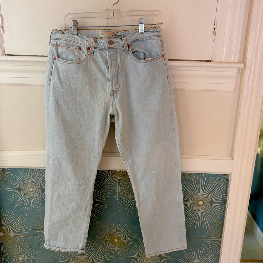 Levi’s women’s Wedgie Straight 31 with button fly. Light blue.